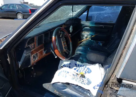 1989 Lincoln Town Car Signature из США, поврежденный, VIN 1LNBM82F8KY746399